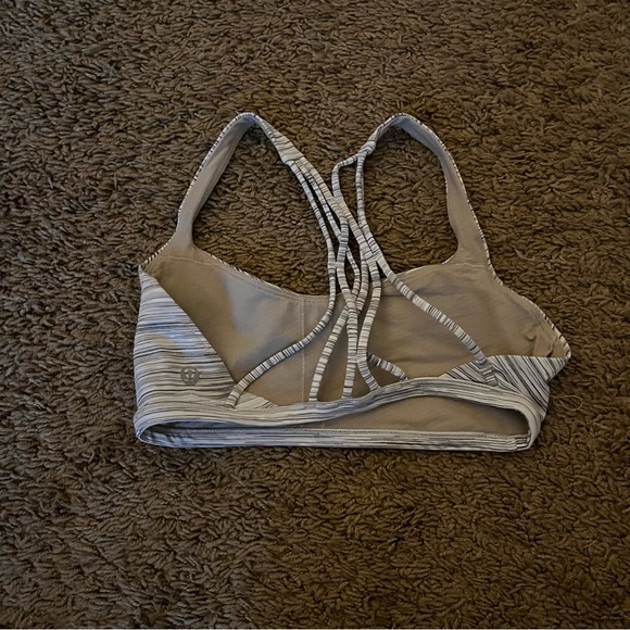Lululemon sports bra size 4 - Picture 2 of 3